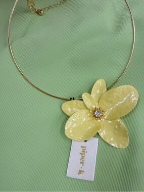 NWT ⚜️💛⚜️ Piper K Gorgeous Gold toned Choker with Yellow Orchid Pendant
